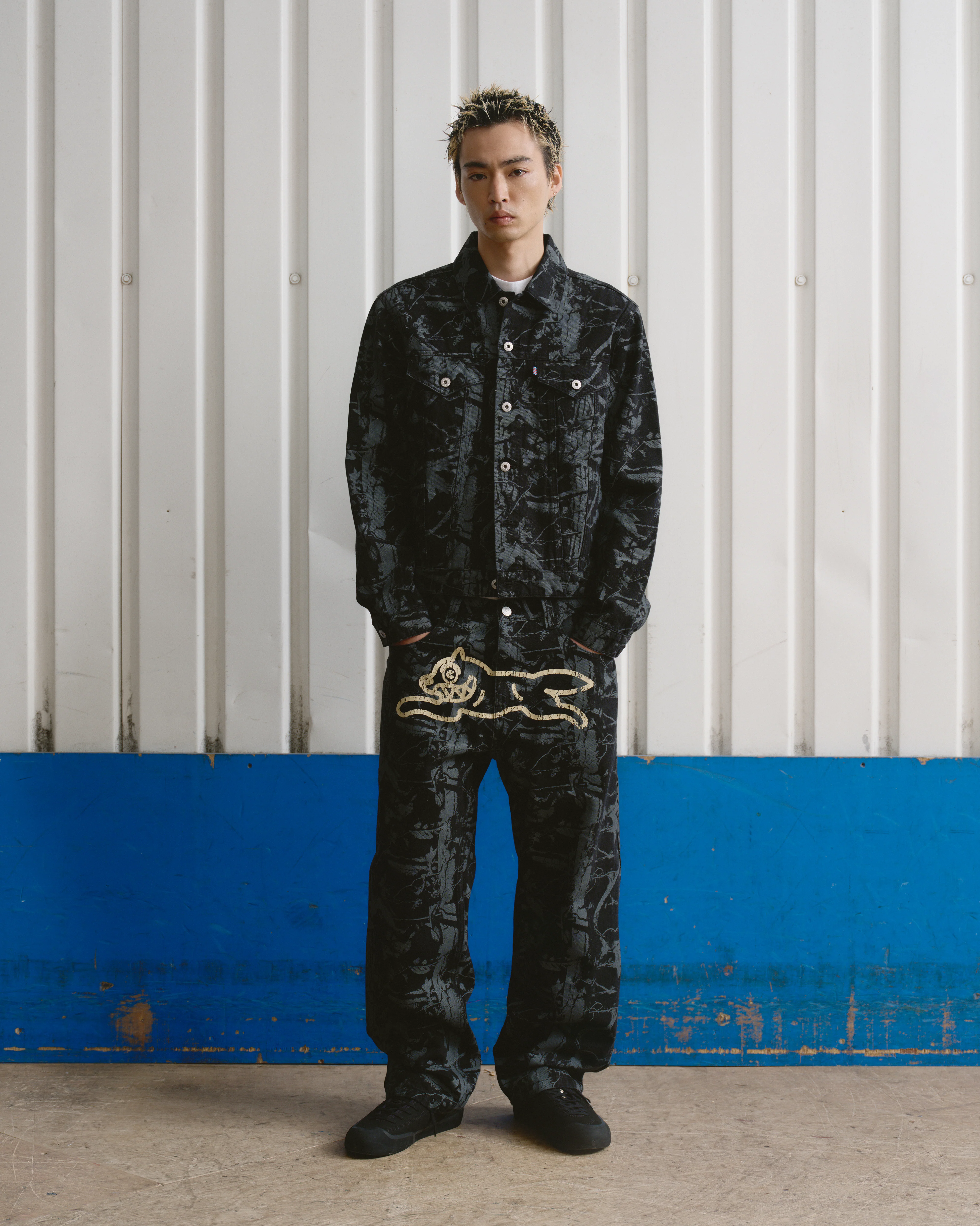 TREE CAMO DENIM TRUCKER JACKET - BLACK - Image 2